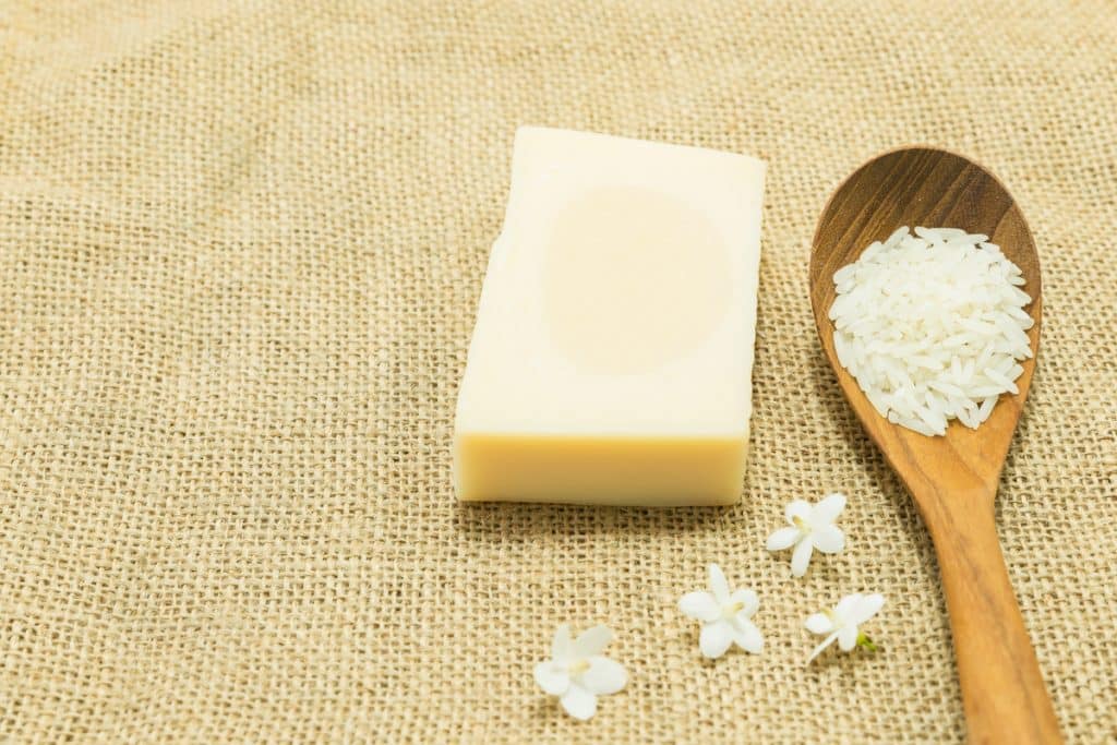 Quelles sont les étapes à suivre pour fabriquer le savon au lait de riz