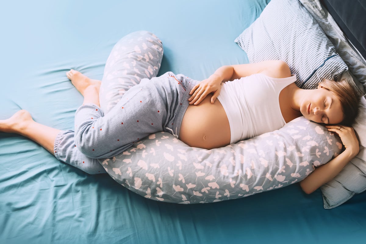 Dormir sur le côté femme enceinte