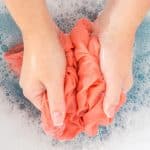 Découvrez les avantages insoupçonnés du lavage à la main pour des vêtements impeccables et durables