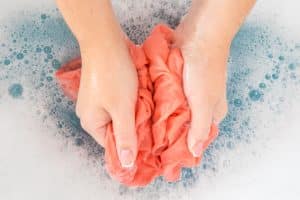 Découvrez les avantages insoupçonnés du lavage à la main pour des vêtements impeccables et durables
