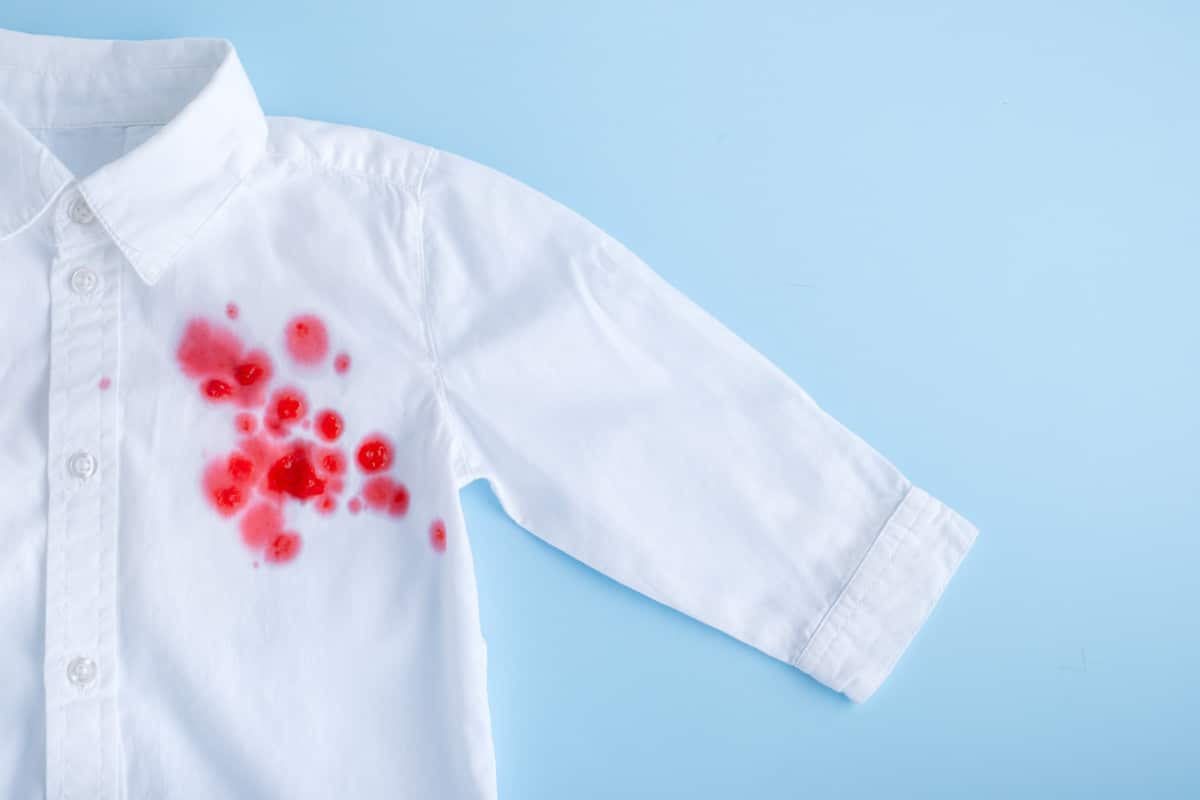 Enlever les tâches de sang sur les vêtements blancs