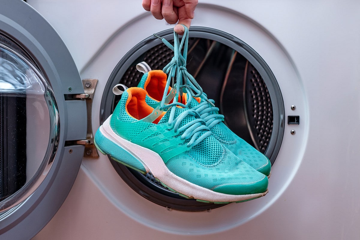 Ces conseils d'experts pour laver vos baskets en machine efficacement vous changeront la vie