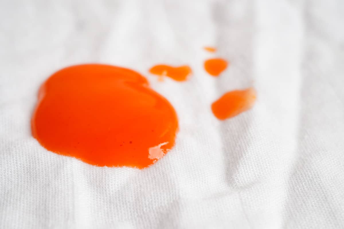 Voici la seule technique qui marche vraiment pour supprimer une tache de carotte sur un vêtement