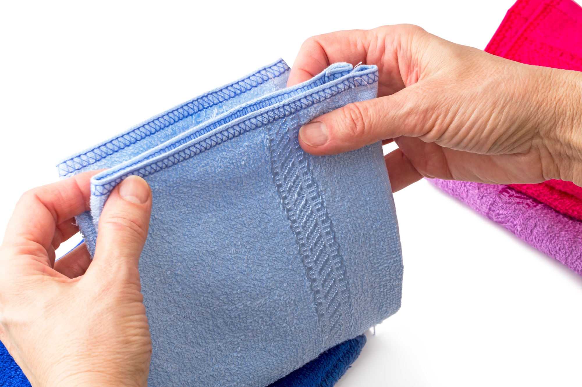 Débarrassez-vous de la saleté sur vos torchons sans lave-linge, voici la méthode qui va révolutionner votre quotidien !