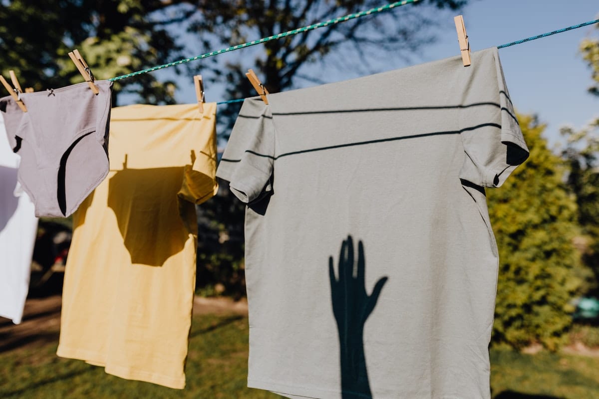 La vérité surprenante qui vous fera tourner vos vêtements avant la lessive !