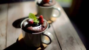 Mug cake healthy au chocolat : 2 recettes irrésistibles